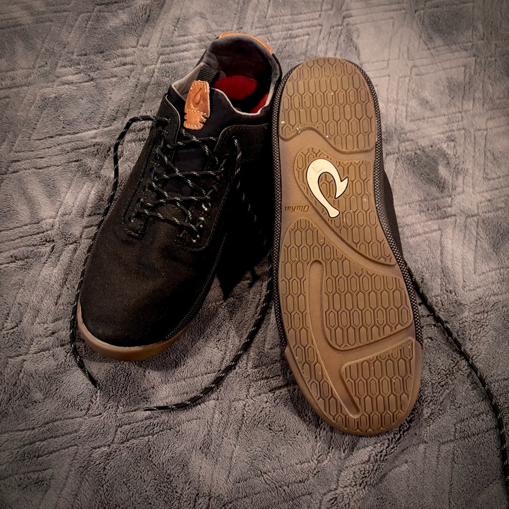 Mens size 10 black sneaker , boat shoe Olu Kai